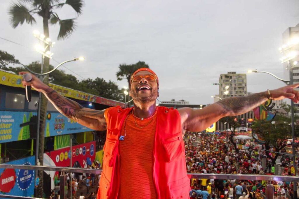 Tony Salles com look quente no trio do Parangolé no Carnaval de Salvador