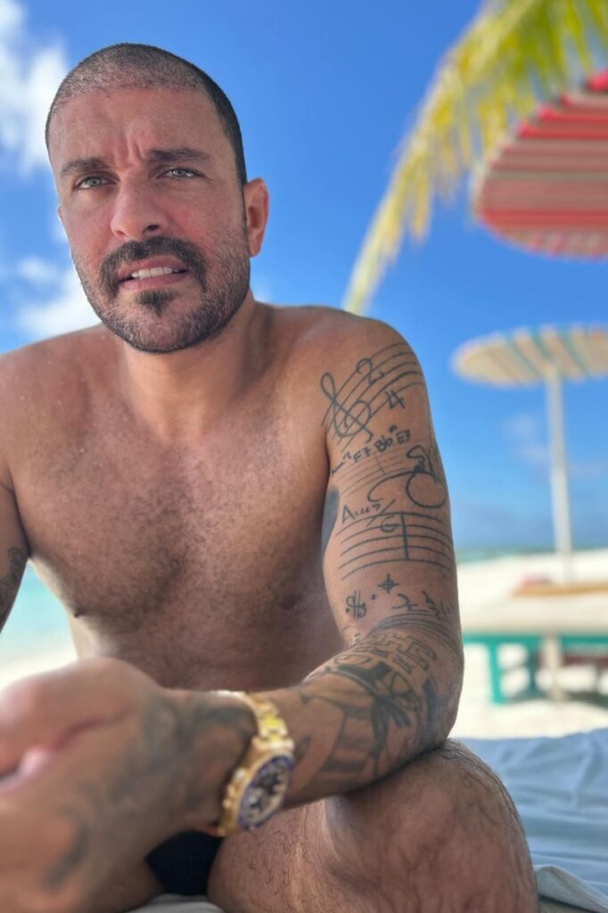 Diogo Nogueira sem camisa, na praia 