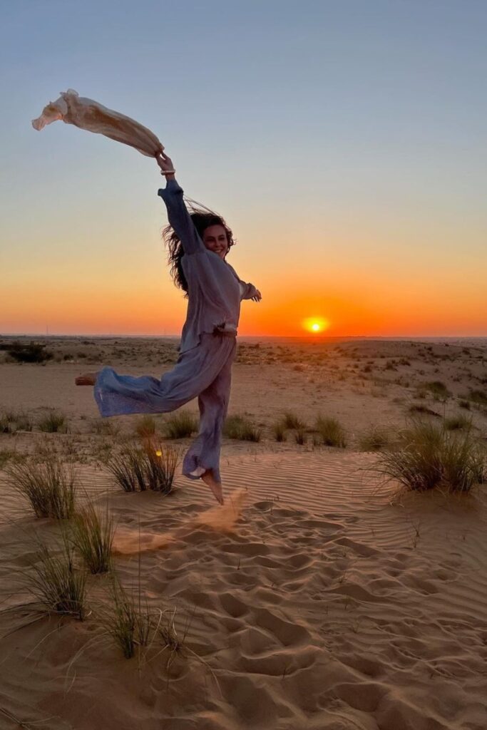 Paolla Oliveira saltando no deserto