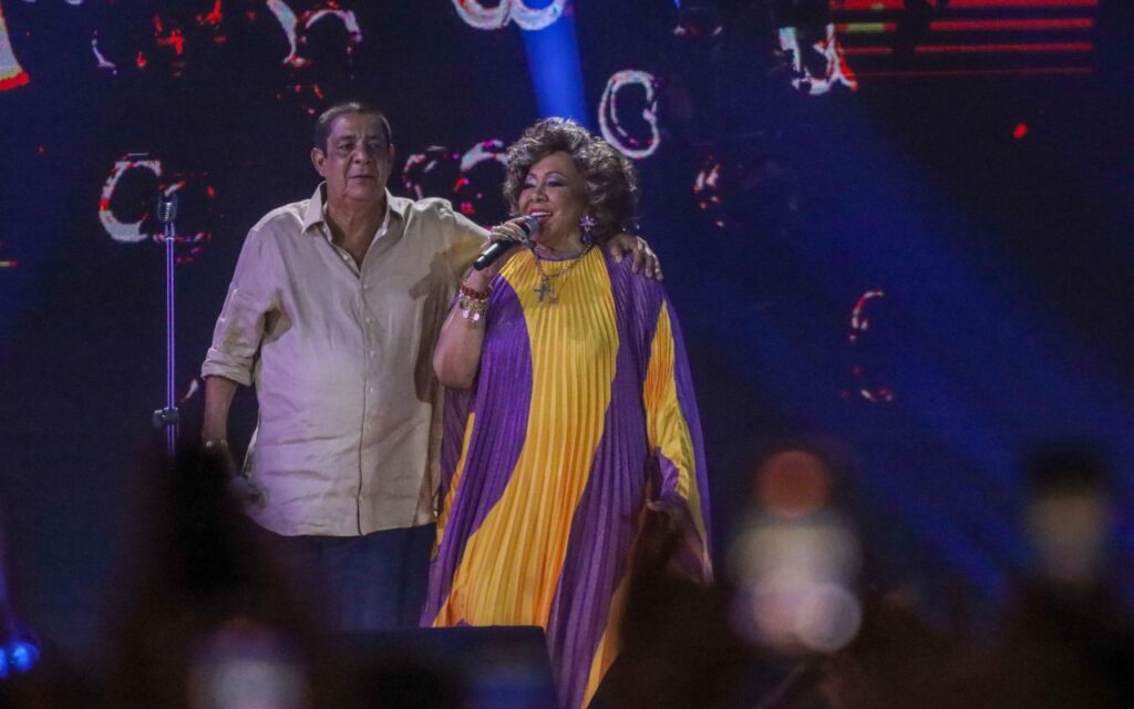 Zeca Pagodinho e Alcione no palco da gravação do DVD de 40 anos de carreira do sambista.