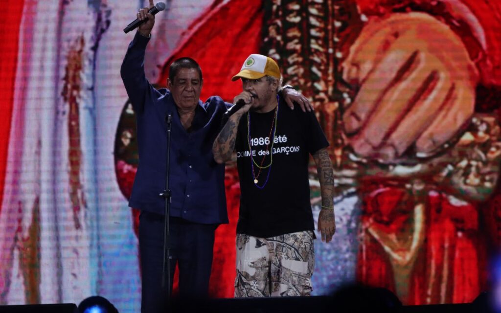 Zeca Pagodinho e Marcelo D2 no palco da gravação do seu DVD de 40 anos de carreira do sambista.