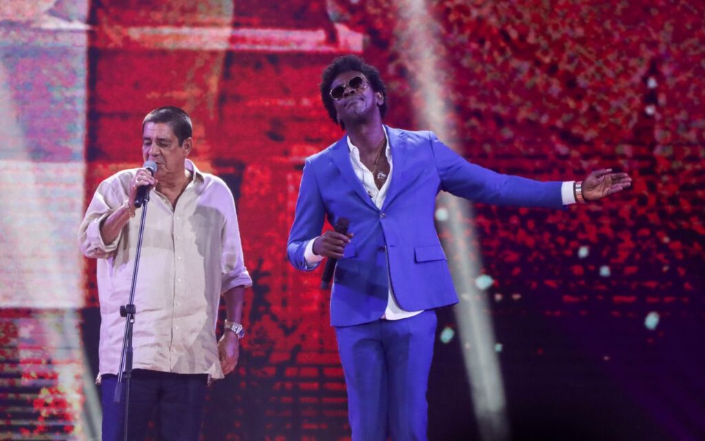 Zeca Pagodinho e Seu Jorge no palco da gravação do seu DVD de 40 anos de carreira do sambista.