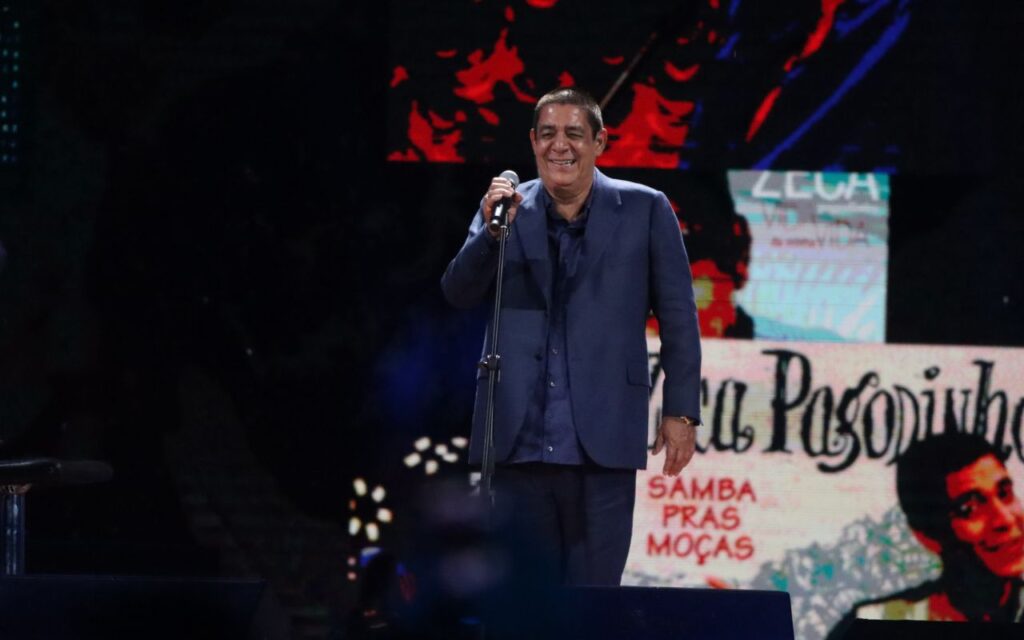 Zeca Pagodinho no palco da gravação do seu DVD de 40 anos de carreira do sambista.