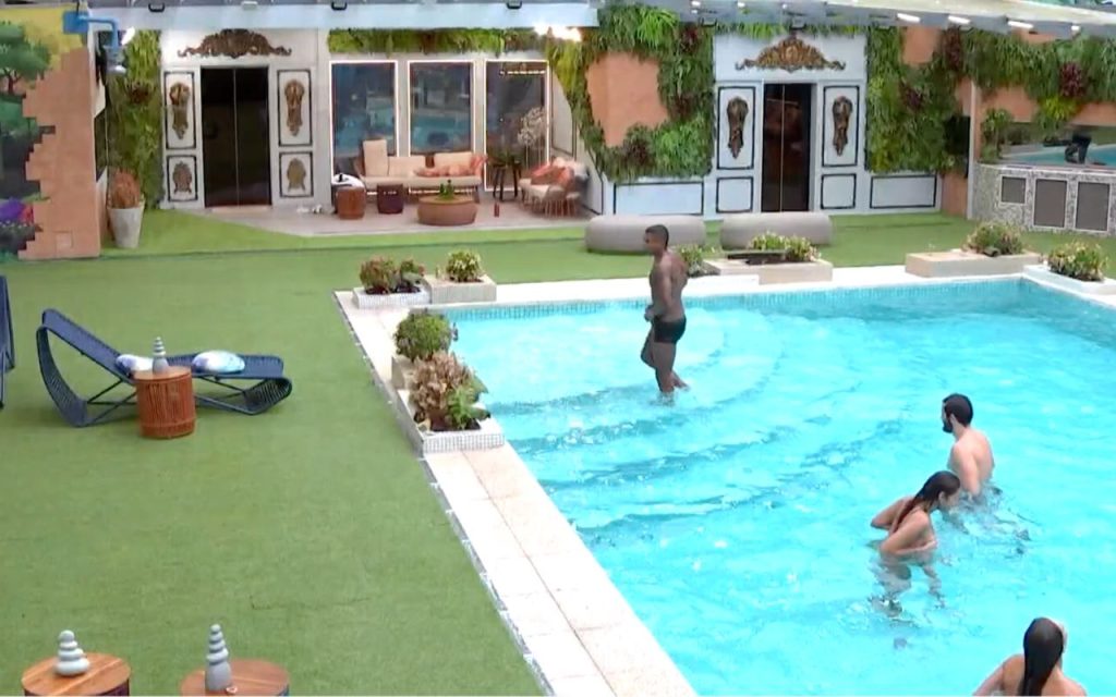 Veja como foi o momento em que Gavi, Matteus, Alane, Bia e Isabelle pularam pelados na piscina da casa do BBB 24.