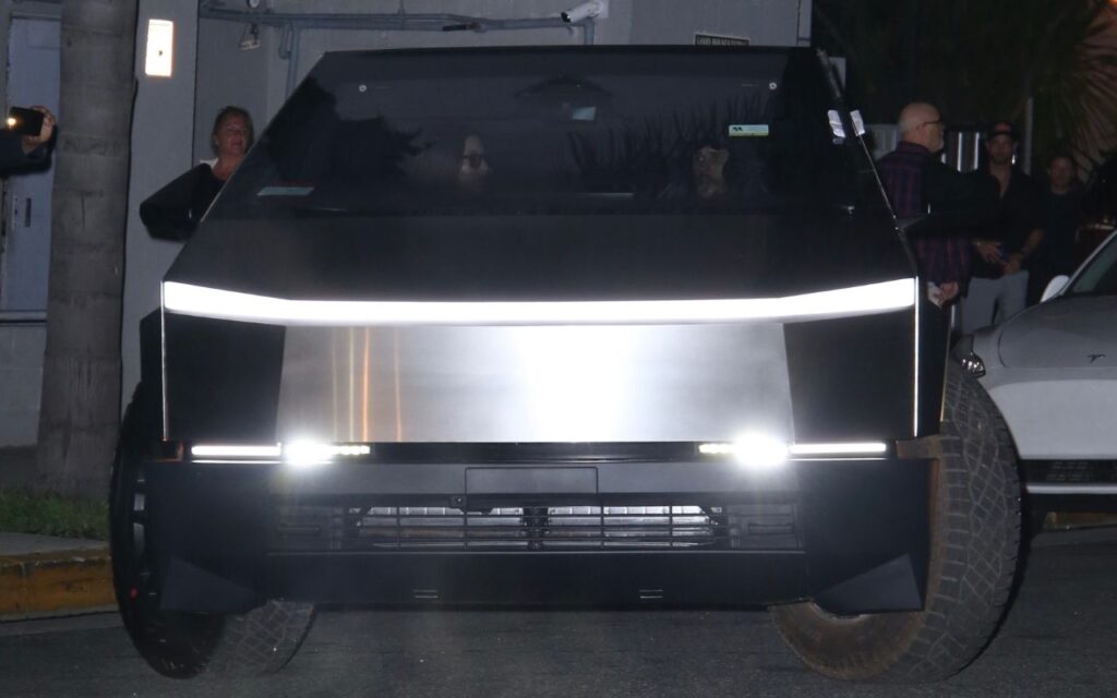 Justin Bieber e Hailey vão à Igreja dirigindo um Cybertruck da Tesla – Foto: Grosby Group