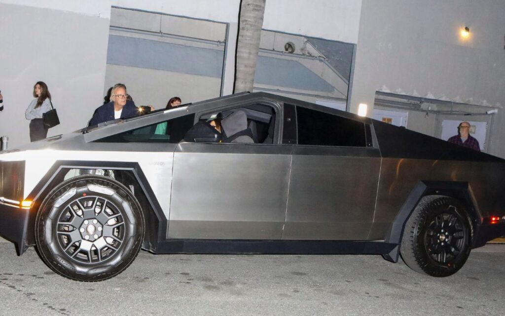 Justin Bieber e Hailey vão à Igreja usando carro poderoso e diferentão – Foto: Grosby Group