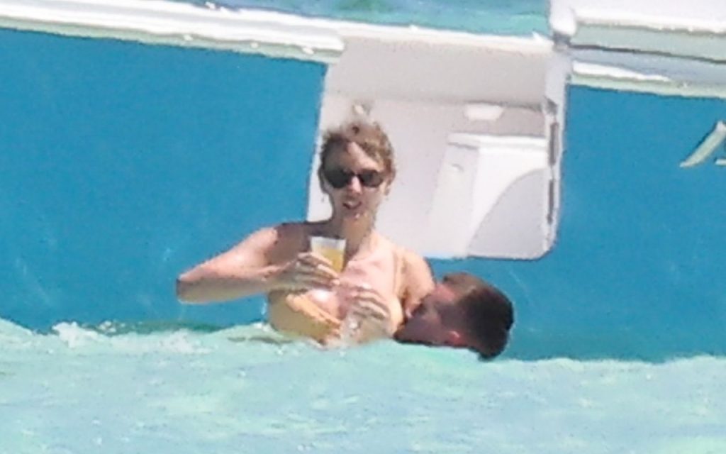 Taylor Swift e Travis Kelce em férias românticas nas Bahamas – Foto: Grosby Group