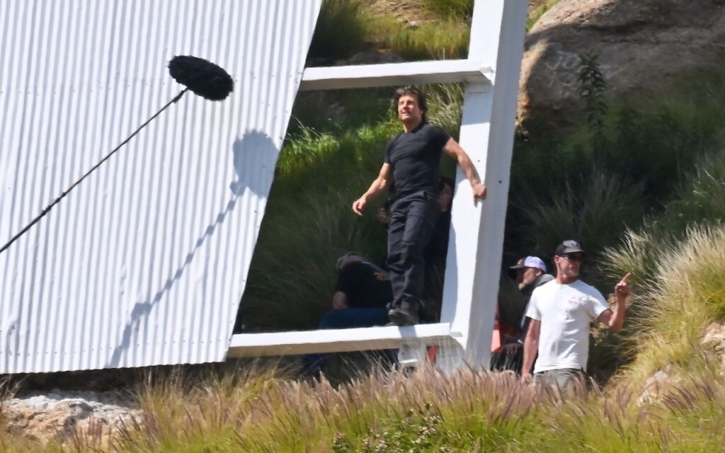 Veja fotos de Tom Cruise escalando o famosos letreiro de Hollywood para gravar um comercial relacionado ao tema olímpico. - Foto: Grosby Group