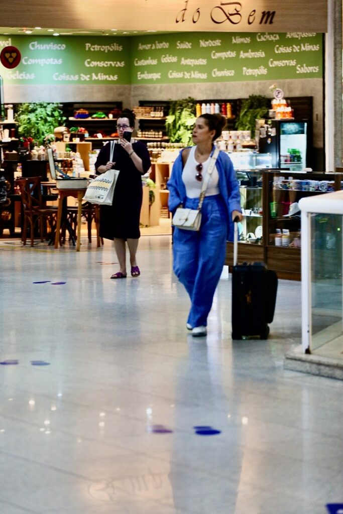 Ingrid Guimarães de azul e branco, no aeroporto 