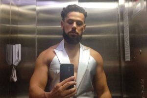 Amaury Lorenzo passa perrengue e fica preso no elevador