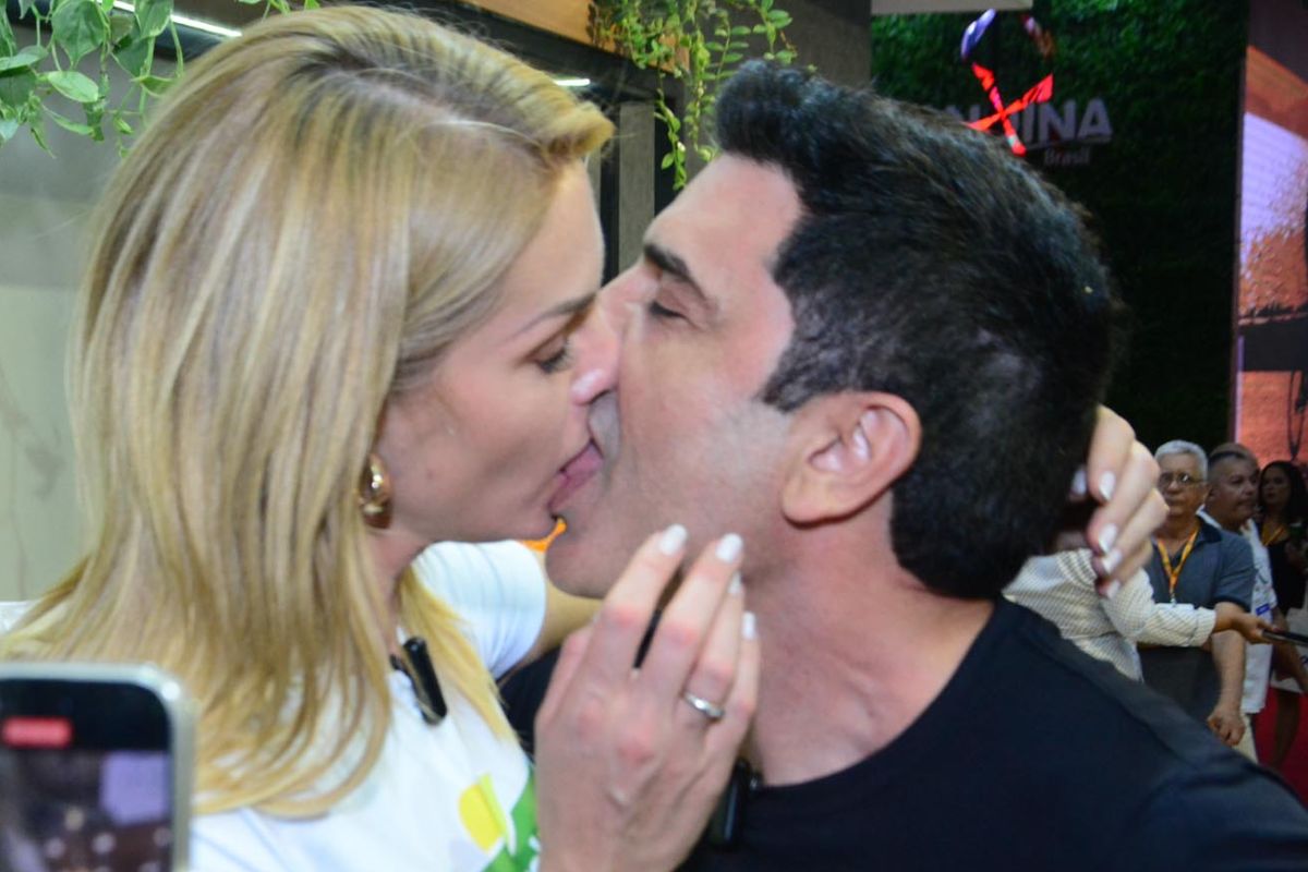 Ana Hickmann e Edu Guedes dão beijo de cinema em evento