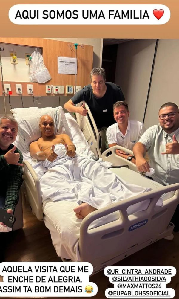 Grupo Molejo ao lado do vocalista Anderson, no hospital
