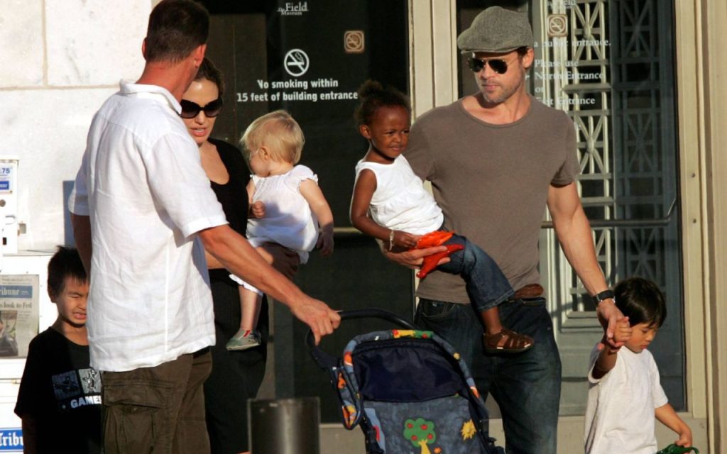 Angeline Jolie, Brad Pitt e os filhos, em 2007 - Foto: Grosby Group
