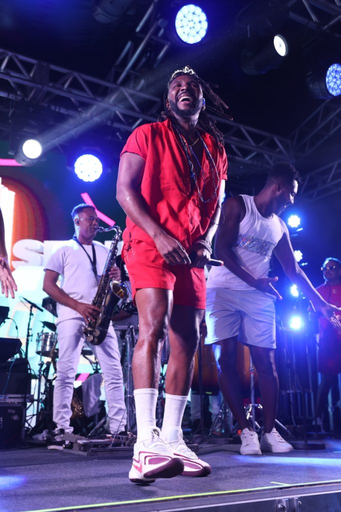 Beto Jamaica de bermuda e camisa vermelha, dançando