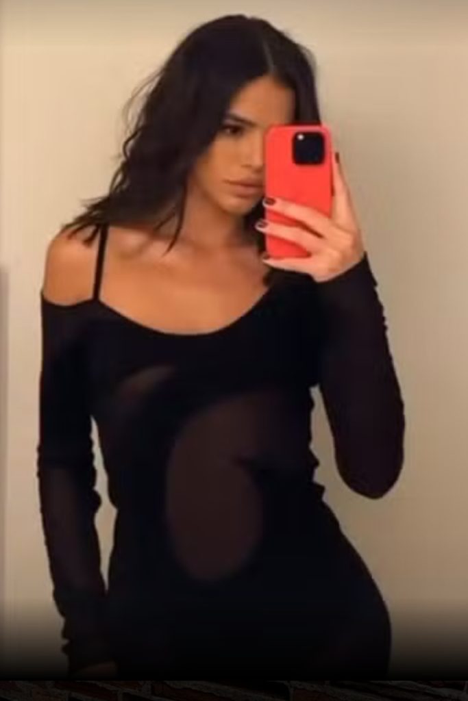 Bruna Marquezine de vestido preto, fazendo selfie 