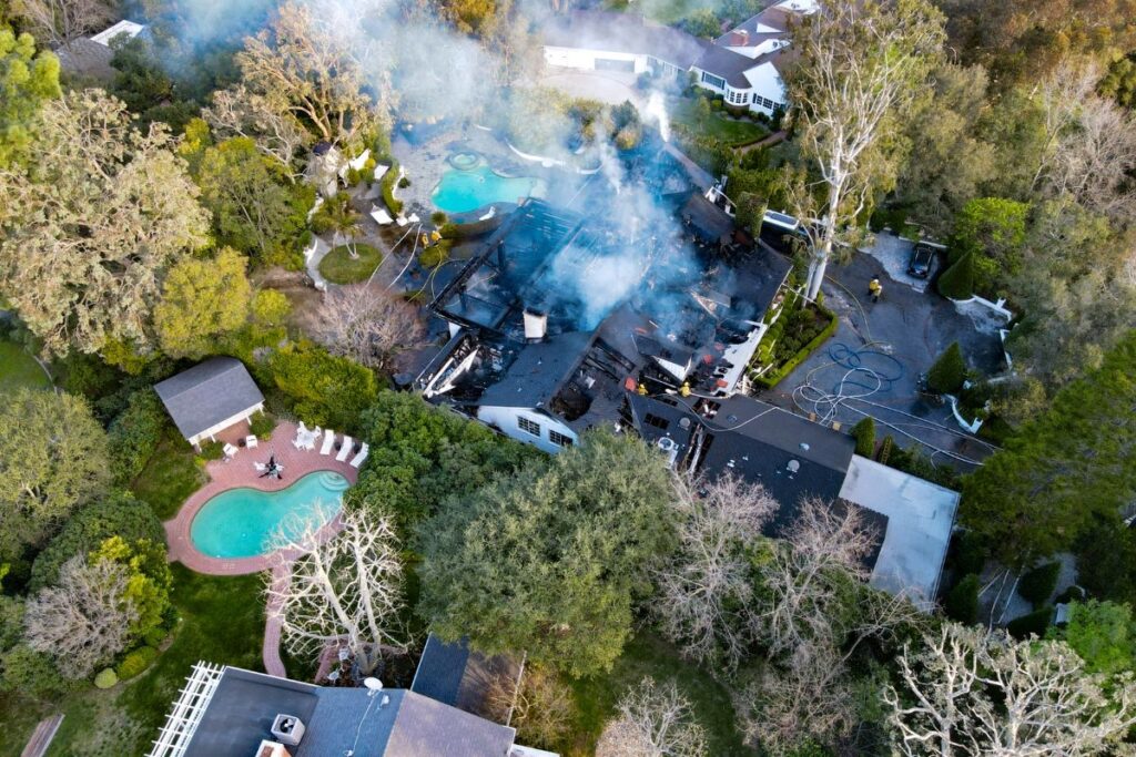 Incêndio destrói residência de Cara Delevingne em Los Angeles