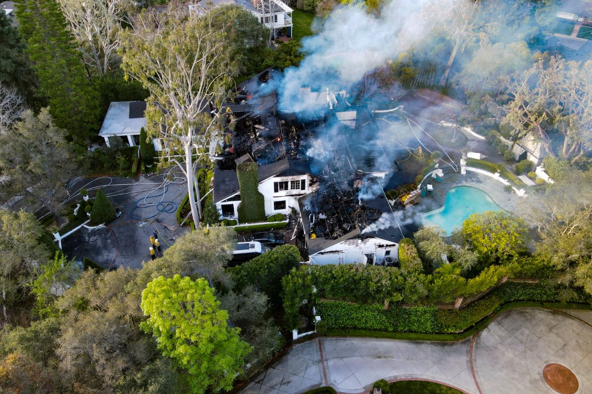 Incêndio destrói residência de Cara Delevingne em Los Angeles