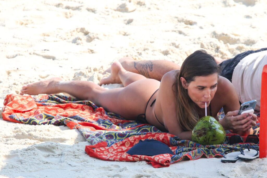 Deborah Secco bebendo água de coco