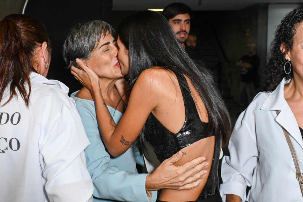 Gloria Pires beija a filha, Anttónia, após desfile de Reinaldo Lourenço