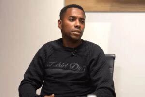 Ex-jogador Robinho de casaco de moletom preto