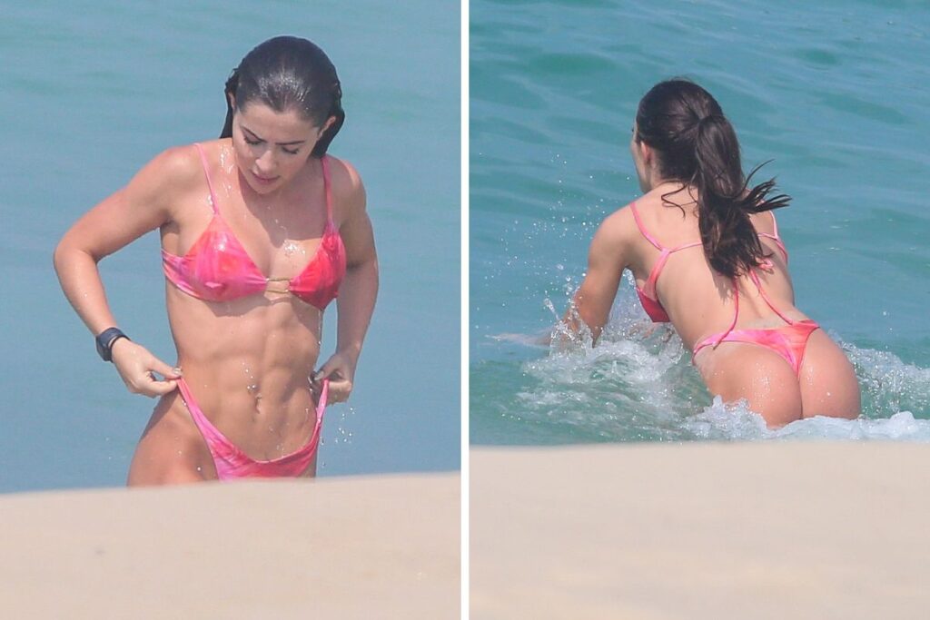 Jade Picon com biquíni rosa na praia