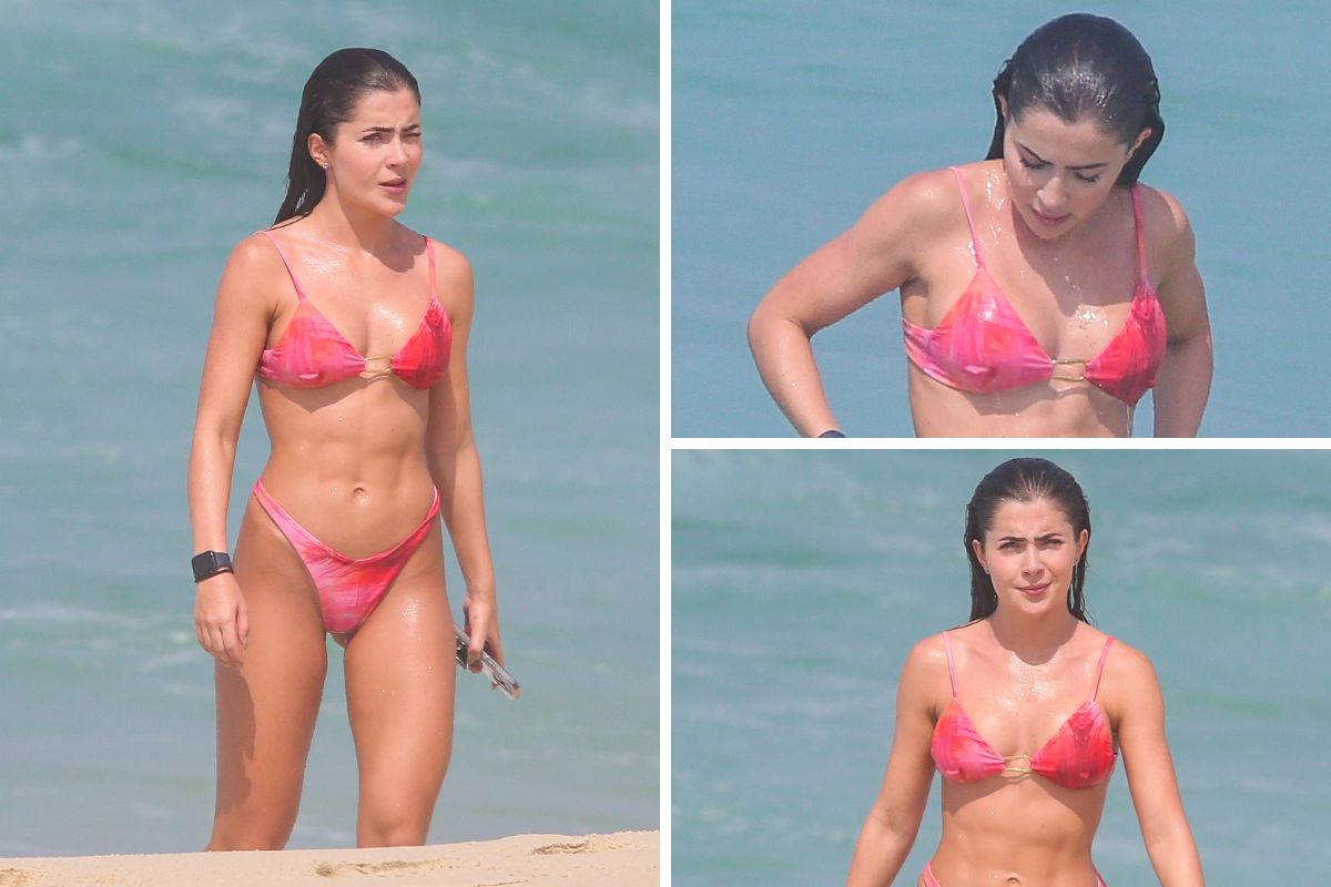 Jade Picon com biquíni rosa na praia