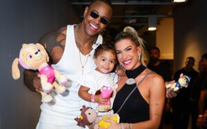 Leo Santana posa com Lore Improta e a filha Liz – Foto: Manuela Scarpa/ AgNews