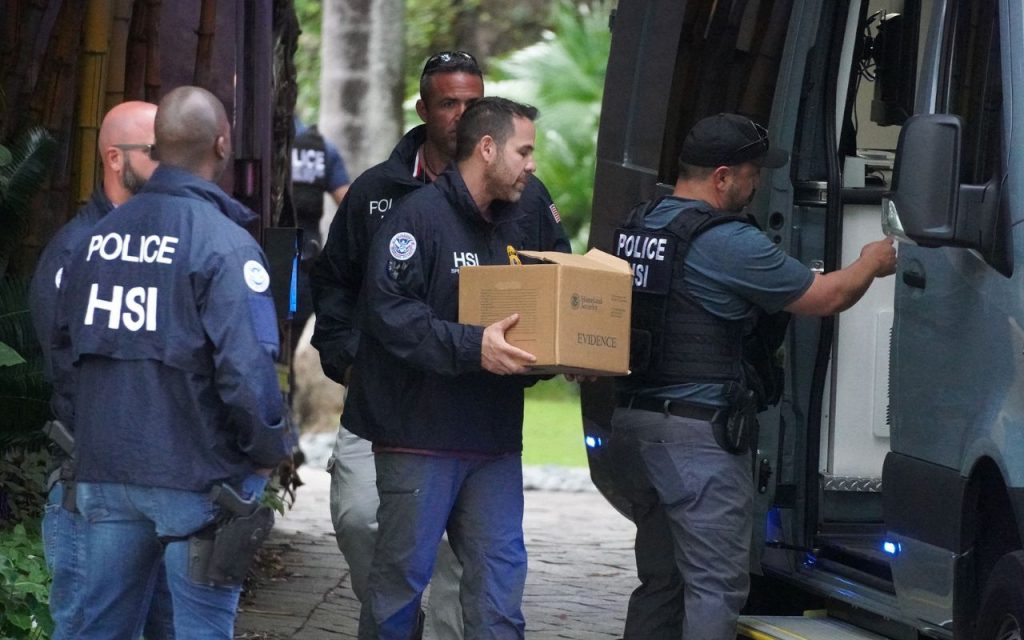 Operação Policial nas mansões do rapper Diddy acusado de estupro - Foto: Grosby Group