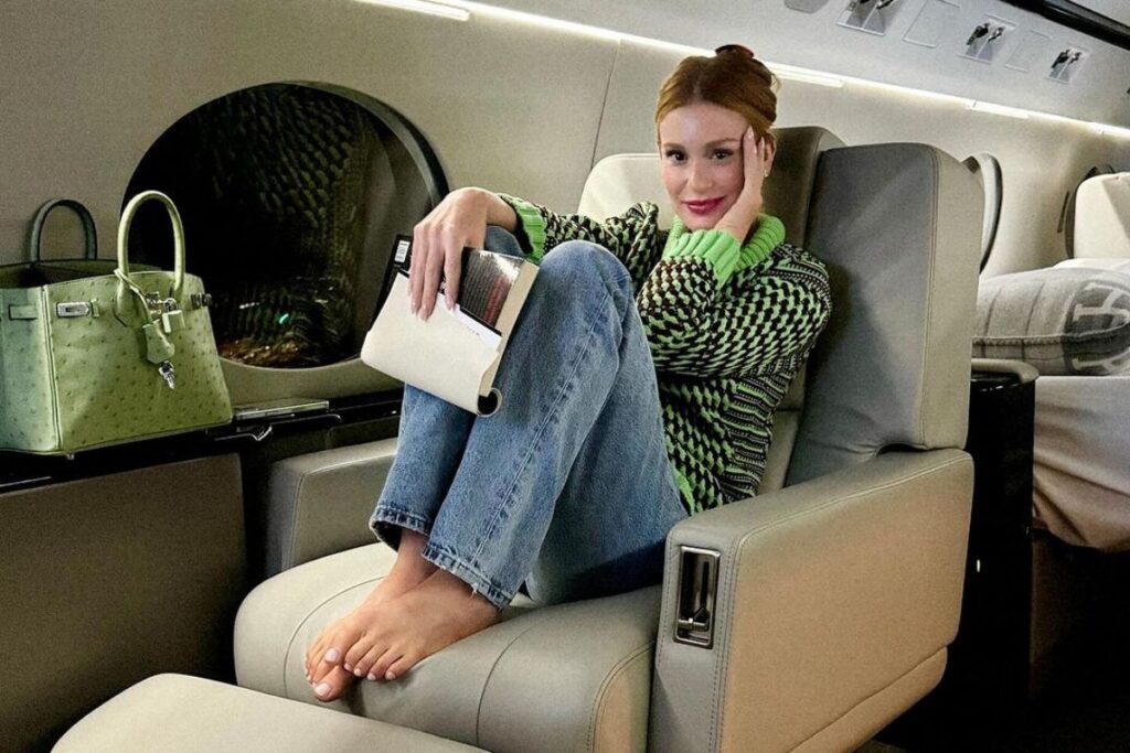 Marina Ruy Barbosa em avião com bolsa de grife