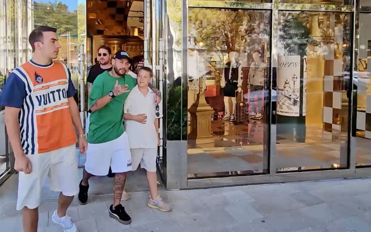 Acompanhado pelo filho, Neymar faz compra em loja de luxo em Miami