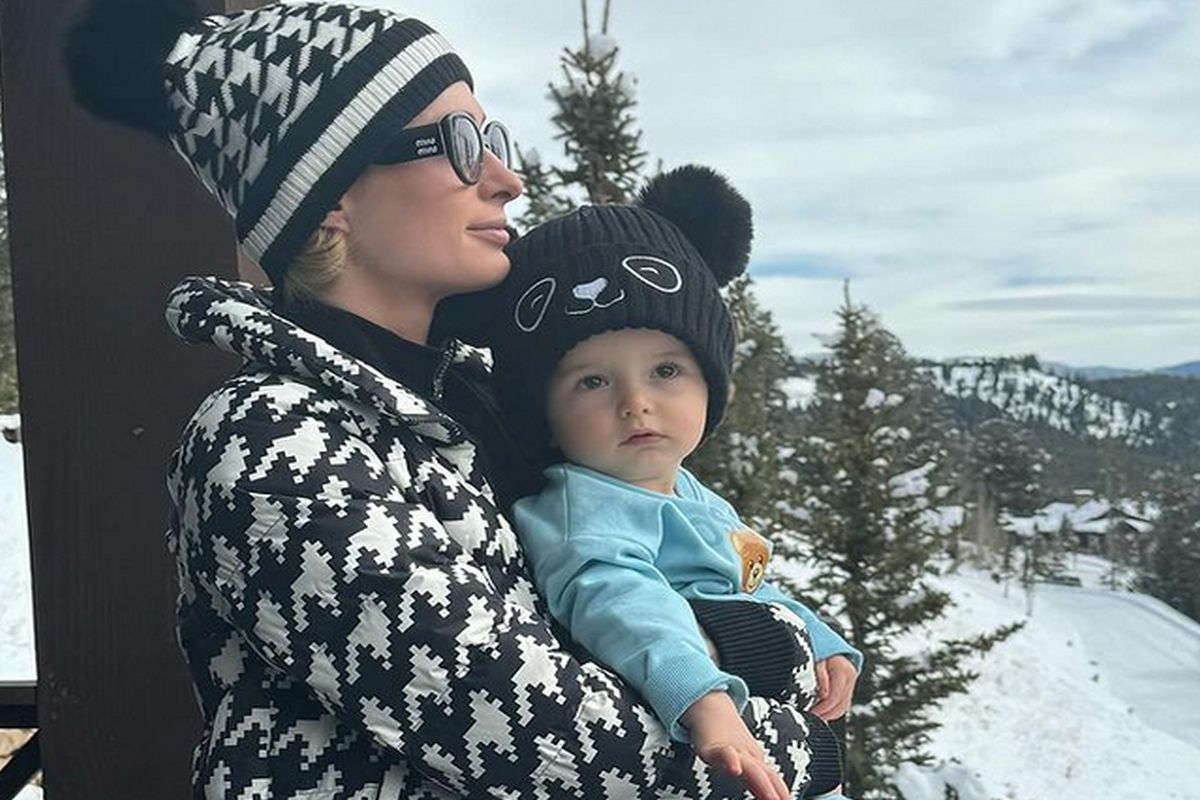 Paris Hilton e o filho Phoenix, na neve