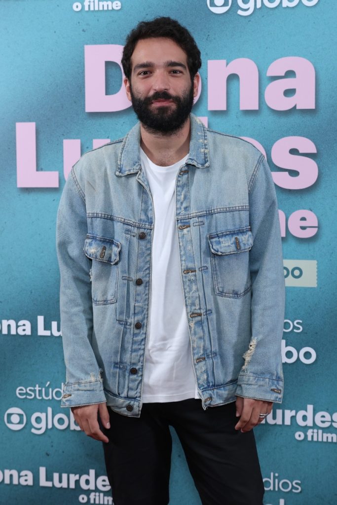 Humberto Carrão de casaco jeans e camisa branca