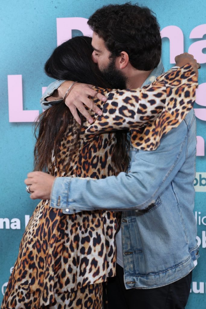 Regina Casé abraçando Humberto Carrão 