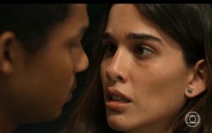 Renascer: Nua, Mariana tenta seduzir João Pedro