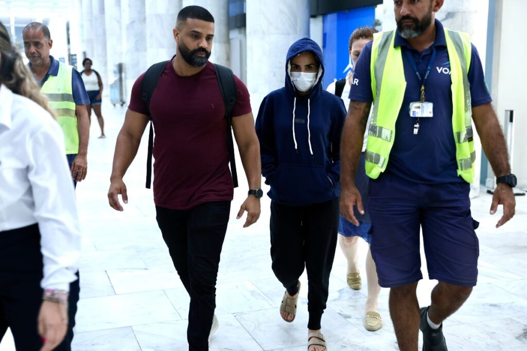 Wanessa Camargo cercada por seguranças em aeroporto