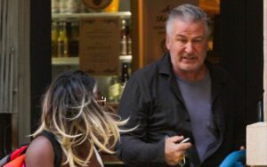 Alec Baldwin dá tapa em celular de mulher após ser chamado de criminoso – Foto: Grosby Group