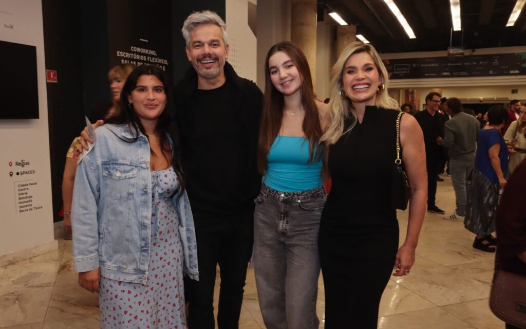 Flávia Alessandra com Otaviano Costa e as filhas, Giulia Costa e Olivia - Foto: Thiago Mattos/BrazilNews