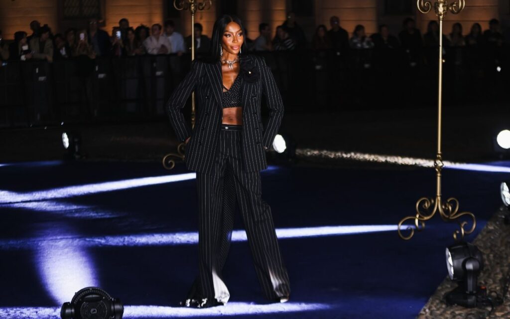 Naomi Campbell na abertura da exposição da Dolce & Gabbana em Milão – Foto: Grosby Group