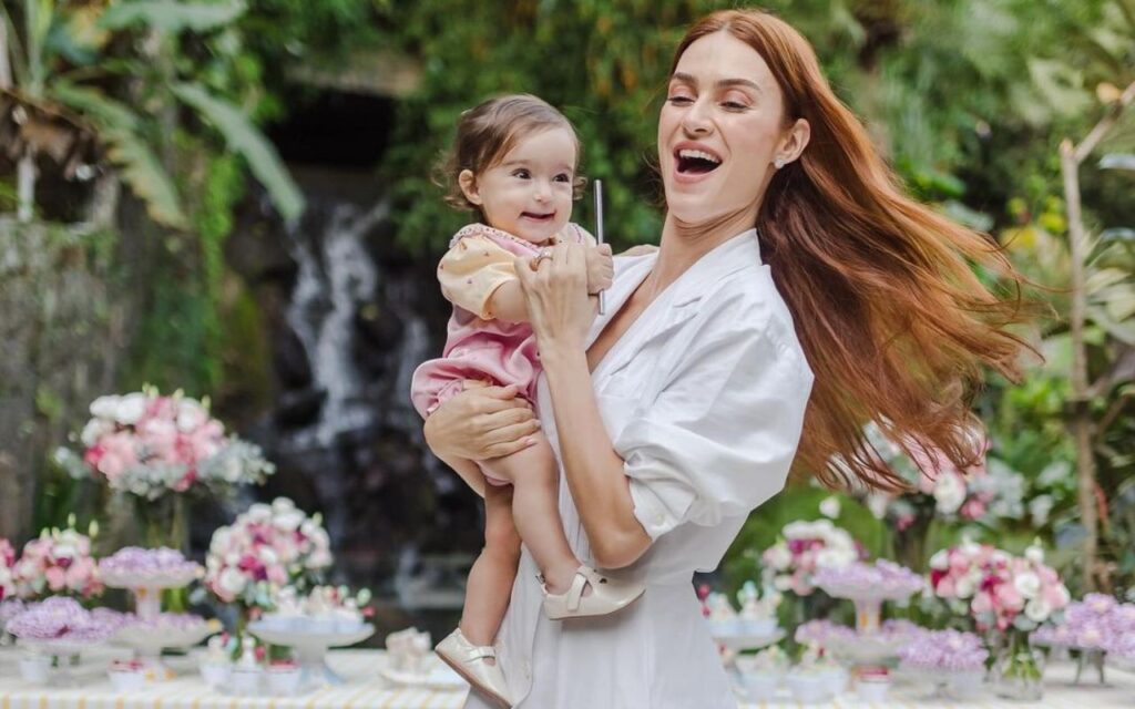 Thaila Ayala e sua filha Tereza – Foto: reprodução Instagram - @pitangafotografia