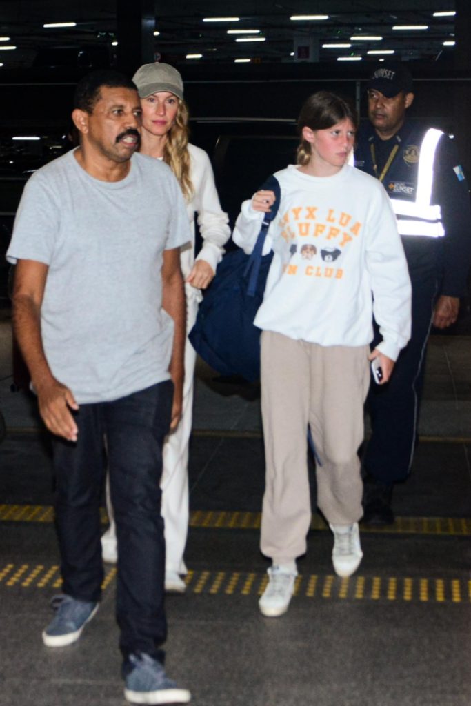 Gisele Bundchen e Vivian no aeroporto cercadas por seguranças