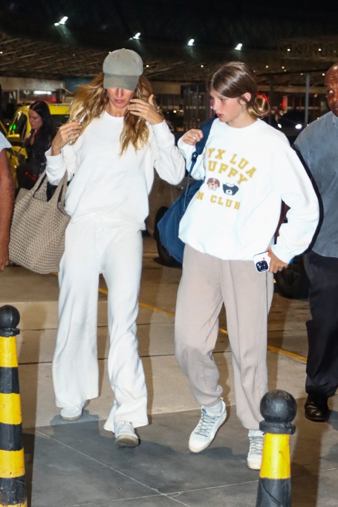 Gisele Bundchen e Vivian ,ambas de look despojado, chegando ao aeroporto