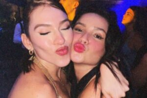 ana clara e juliette freire posando juntas