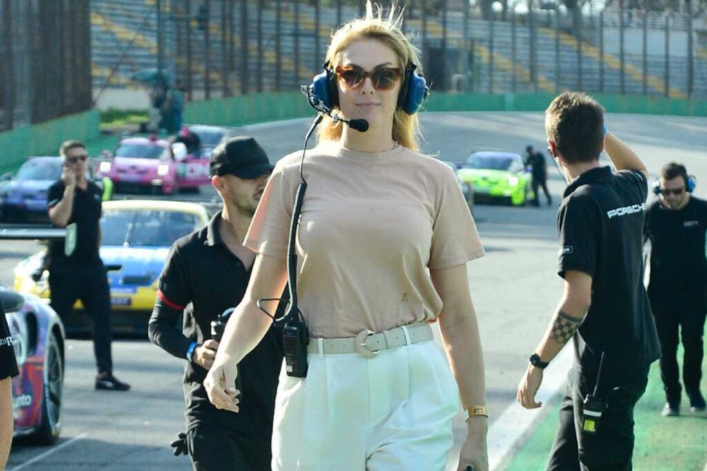 Ana Hickmann com fone de ouvido de equipe na Porsche Cup Brasil