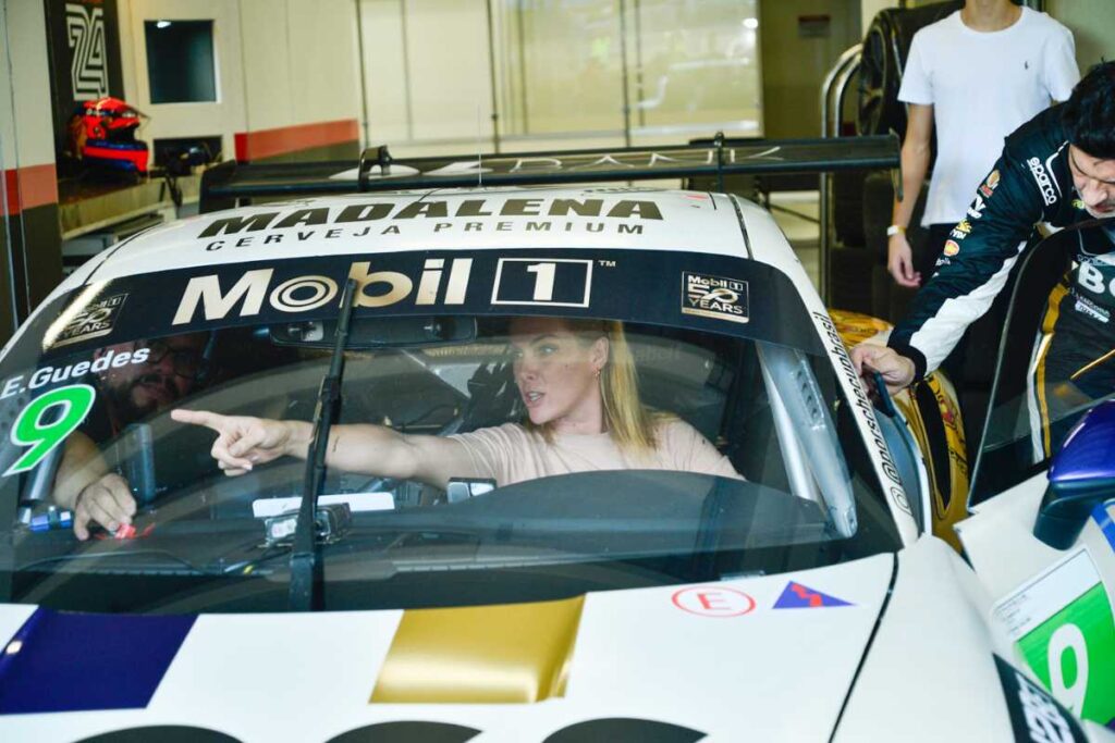 Ana Hickmann dentro de carro na Porsche Cup Brasil
