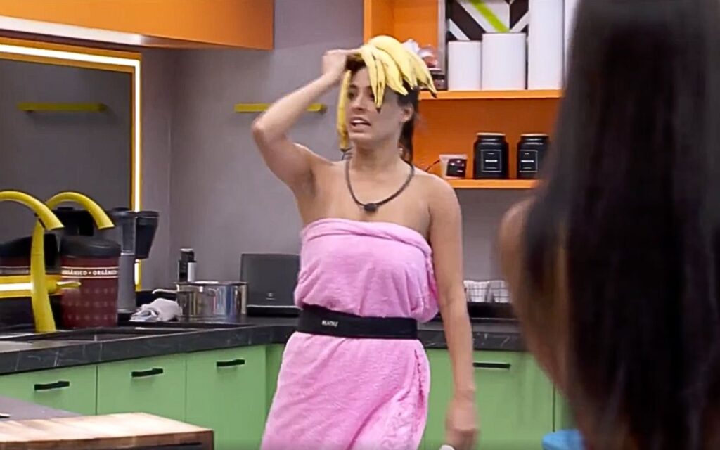 BBB 24: Beatriz descila com banana na cabeça para provocar Davi – Foto: Reprodução Globoplay