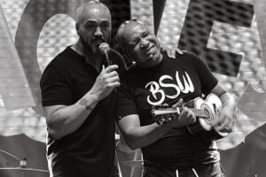 belo e anderson molejo juntos em foto preta e branca