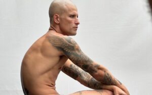 Bruno Gagliasso surge lindo e diferente em ensaio nu e é comparado a Voldemort