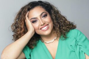 camila moura posando maquiada