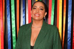 Camila Moura sorridente em evento Arrasta o Pé