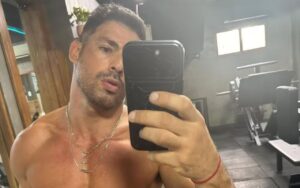 Em férias em Bali, Cauã Reymond mostra tanquinho sarado e arranca suspiros